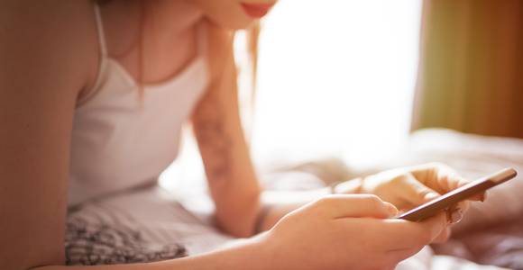 Slachtoffer Francien geeft advies over sexting: “Wanneer slachtoffers beelden van zichzelf zien circuleren, willen ze vaak de hele boel verwijderen. Doe dat niet”