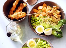Lunchbowl met kipsaté & pittige groenten