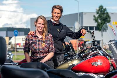 Stoere dames genieten op Harleys in Heteren