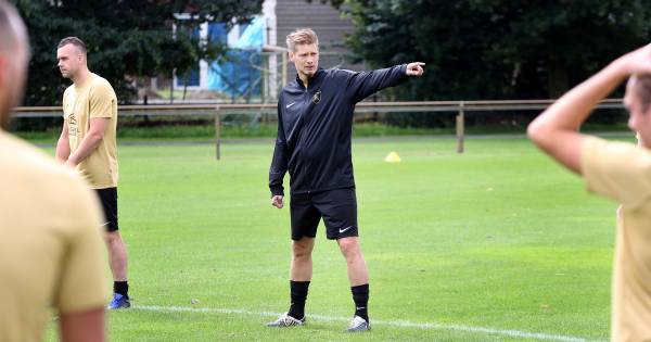White Boys-coach Theo Lucius grijpt in en wisselt zichzelf in: 'Toen kwam er rust in het spel' - BD.