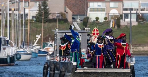 Sint en piet met de veerpont naar Giesbeek: water te laag voor boot