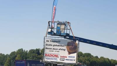 Chauffeurs verrast met gratis bal gehakt in Deurningen: ‘Ze hebben het echt zwaar gehad’