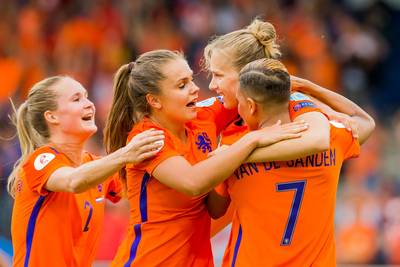Oranje Leeuwinnen winnen eerste duel na EK-winst nipt