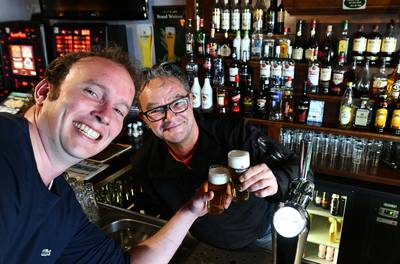 Jongeren verloten vier Audi's om de dorpskroeg te redden