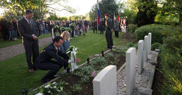 Burgemeester Emmerik bij dodenherdenking in Tolkamer