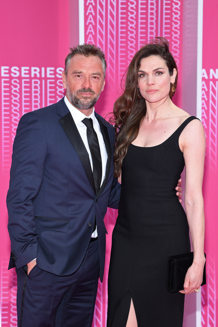 Anna Drijver schittert op knalroze loper in Cannes 