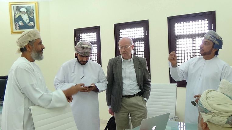 Thomas Milo op bezoek bij de opdrachtgevers in Oman. Beeld TRBEELD