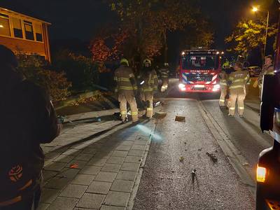Man rijdt lantaarnpaal uit de grond en gaat ervandoor in Ede