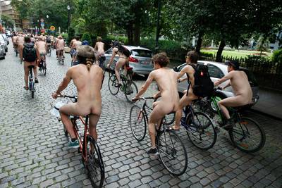 Une centaine de cyclistes ont défilé nus dans les rues de Bruxelles