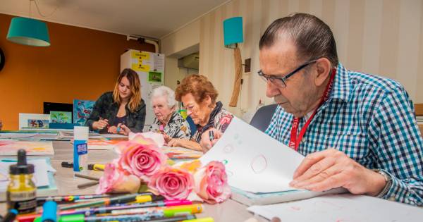 Demente Ouderen Knutselen Om Herinneringen Op Te Halen In Het Begin Zijn Deelnemers Heel Onzeker Westland Ad Nl