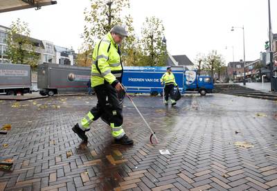 Kees en Gert-Jan vooral maandag druk met het schoonste winkelgebied van Nederland