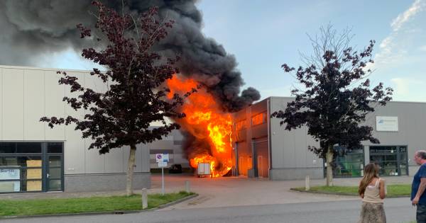 Uitslaande brand in oude verfspuiterij op industrieterrein Mijdrecht, twee lichtgewonden.