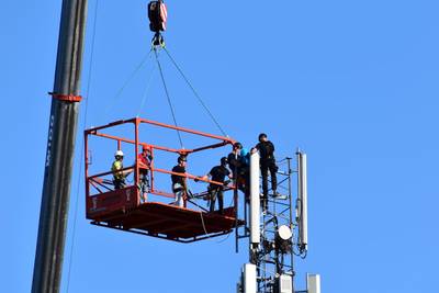 Arrestatieteam haalt jonge vrouw na vier uur uit top van zendmast in Ressen