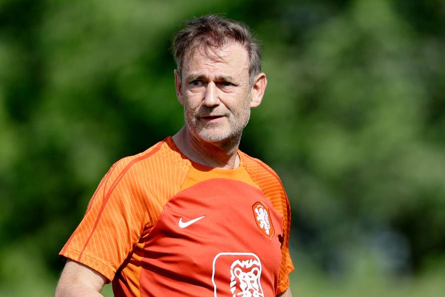 Getty Images ©DOHA, QATAR - NOVEMBER 18: Goalkeeper trainer Frans Hoek of Holland  during the  Training MenTraining Holland at the QT6 on November 18, 2022 in Doha Qatar (Photo by Rico Brouwer/Soccrates/Getty Images)