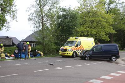Auto belandt in sloot bij ernstig ongeval in Lunteren