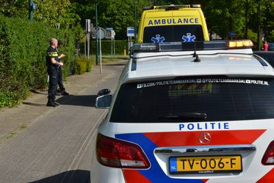 Wielrenner valt hard op hoofd na mislukte inhaalpoging in Ulvenhout