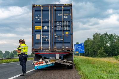 Automobilist rijdt achterop vrachtwagen en slaat over de kop op A59 bij Made