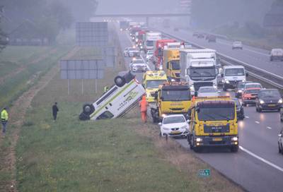 Busje slaat over de kop op de A18 bij Wehl