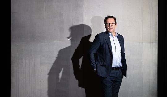 Na de zaak-De Pauw, de dure exclusiviteitscontracten en de fikse besparingen: Delaplace ligt alwéér onder vuur