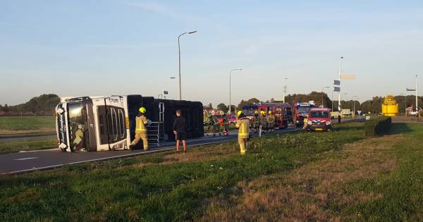 Gekantelde vrachtwagen op N59 bij Bruinisse