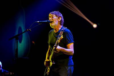 Zanger van ‘Driving home for Christmas’ zakt op het podium in elkaar