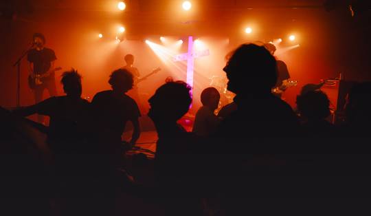 De moshpit mag er dan wel uitzien als agressieve ontwrichting: onder de deining schuilt een verfijnd sociaal systeem