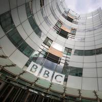 ‘De BBC is cultureel gekaapt door het woke groepsdenken van haar medewerkers’: hoe een montagefout in een Trump-docu de BBC in crisis stortte