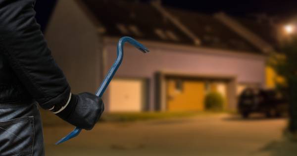 Inbrekers op heterdaad betrapt in Mill, getuige slaat achterruit in