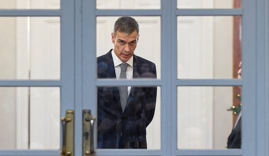 Vanuit het buitenland klinkt lof, maar in Spanje staat premier Sánchez na wéér een dreun wankeler dan ooit