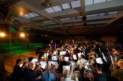 KNA blaast stof van suf fanfare imago