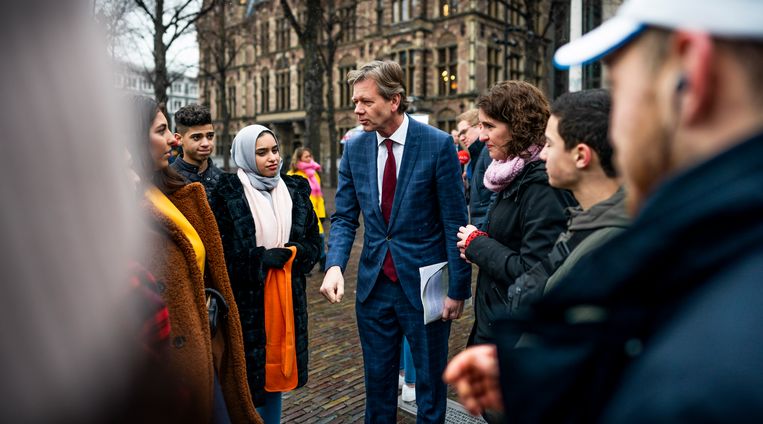 Joel Voordewind (ChristenUnie) in gesprek met een kinderen die in aanmerking komen voor het kinderpardon tijdens een actie van Defence tot Children op het Plein. Beeld Freek van den Bergh