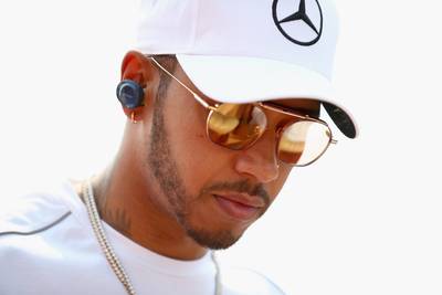 Hamilton met schrik vrij en behoudt overwinning
