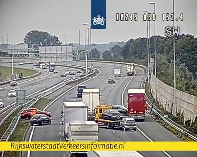 A50 bij Ewijk weer vrij na eerder ongeval met vrachtwagen en meerdere auto's