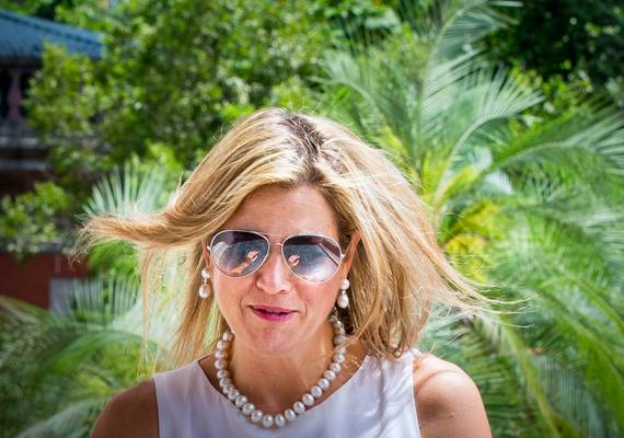 Koningin Máxima houdt van zonnebrillen, maar hoe zit het met de etiquette?