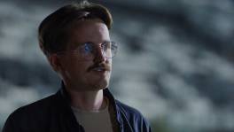 Tom verlaat de X-bus aan het circuit van Spa-Francorchamps