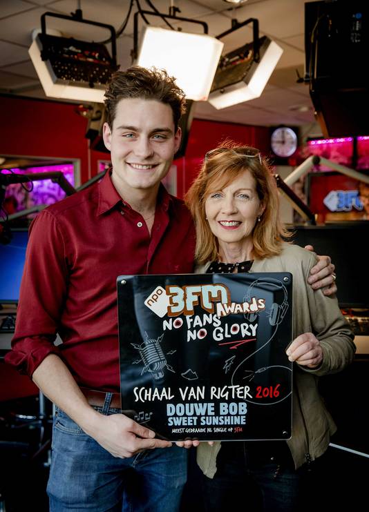 Moeder Douwe Bob Niet Naar Songfestival Vanwege Hondje