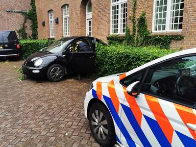 Auto knalt tegen woning Babberich, politie op zoek naar drie weggevluchte jongens
