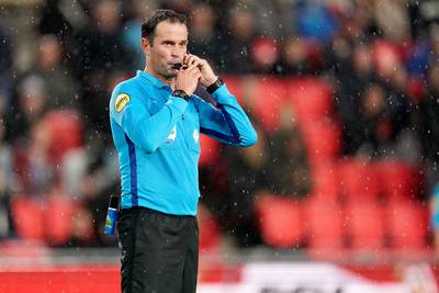 Nijhuis deelt 'jubileumkaart' uit