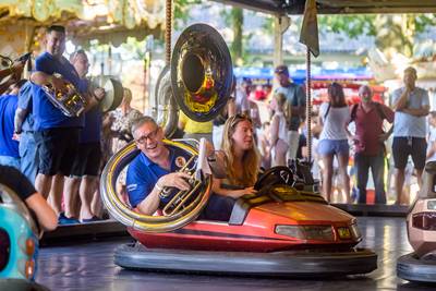 Kermis Ulvenhout: een grote trom past best in een botsauto