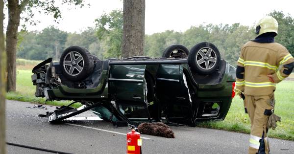 Auto slaat over de kop in Wanroij - BD.nl