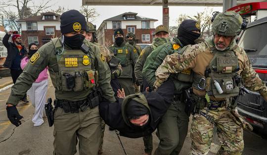 ‘ICE-agenten mogen voortaan arresteren zonder arrestatiebevel’ • Amerikaanse overheid in gedeeltelijke shutdown