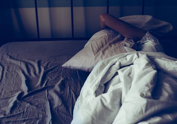 Slaap je slecht? Dit zijn de oorzaken van insomnia, volgens de expert