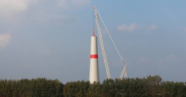 Megamolens rijzen op aan de grens bij Rekken - De Gelderlander
