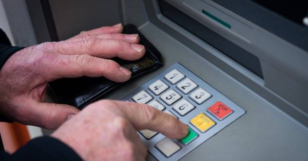 Cash pinnen steeds lastiger: 'Elke dorpskern heeft minstens één geldautomaat nodig' - De Gelderlande