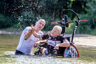 Hij zou geen dag leven, maar gehandicapte Noah (14) doet mee aan triatlon