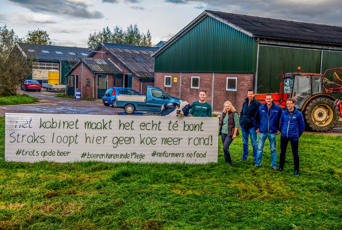 Jan Vergeer (fractievoorzitter CDA) en nog een aantal boeren doen hun verhaal over stikstof in het Groene Hart - stikstofcrisis, nabij natura 2000. Foto: Frank de Roo