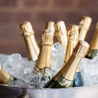Met dit trucje is een fles bubbels binnen 10 minuten op temperatuur