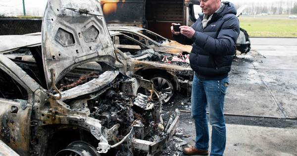 Auto's branden uit bij Woerdense dealer | Woerden - AD.nl