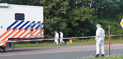 Dode persoon in berm Nijmegen: politie zet zondag het onderzoek voort