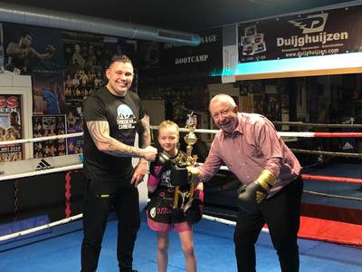 Sayge (8) uit Nijmegen is Europees kampioen kickboksen: huldiging bij Drutense boksschool